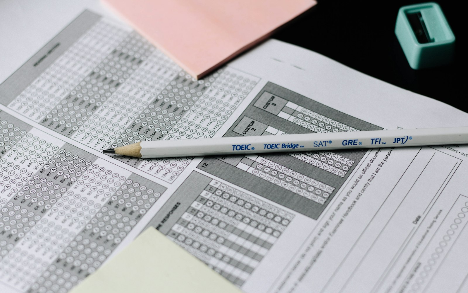 Lápiz sobre una hoja de respuestas de examen tipo test