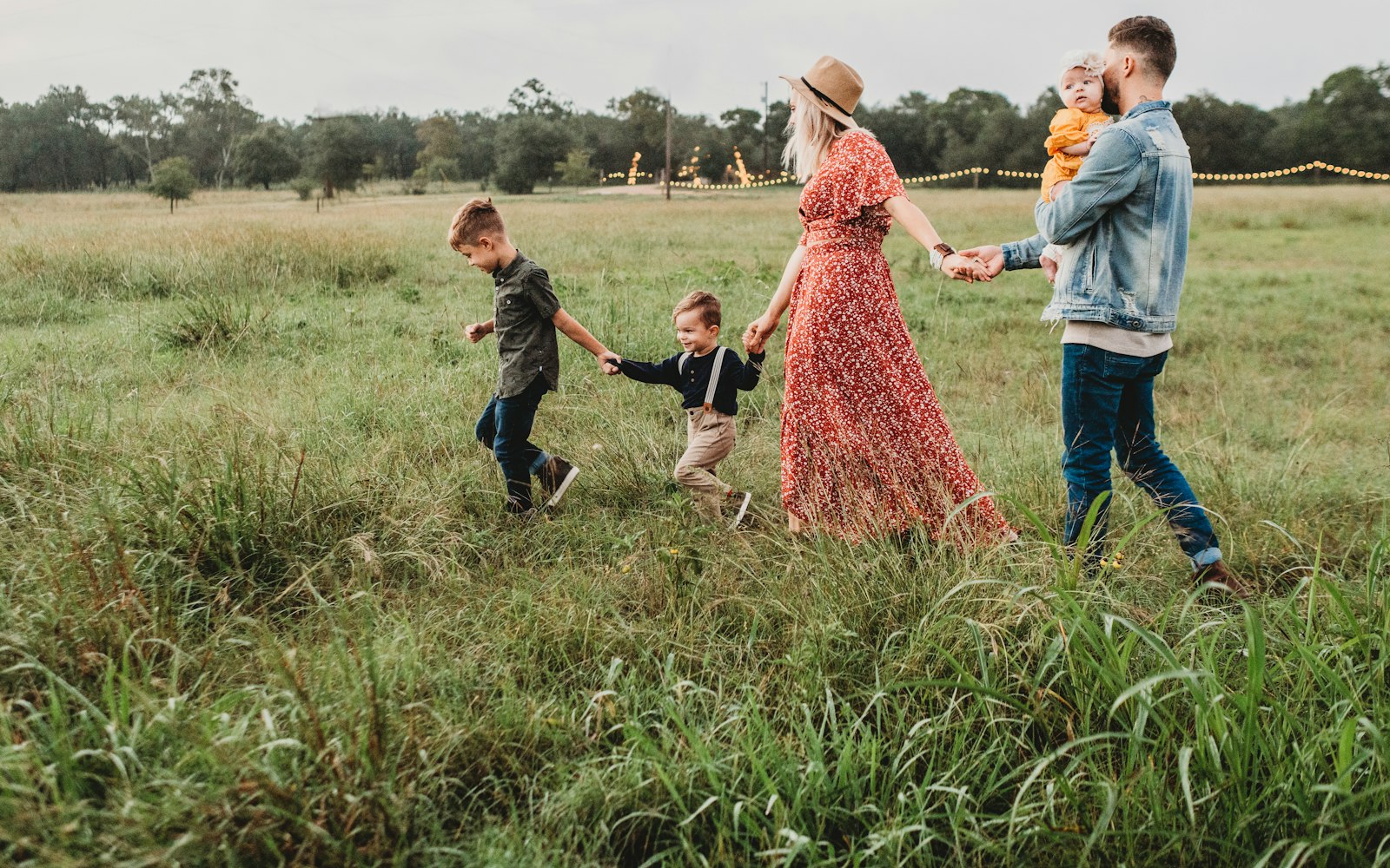 Madre, padre e hijo caminando de la mano